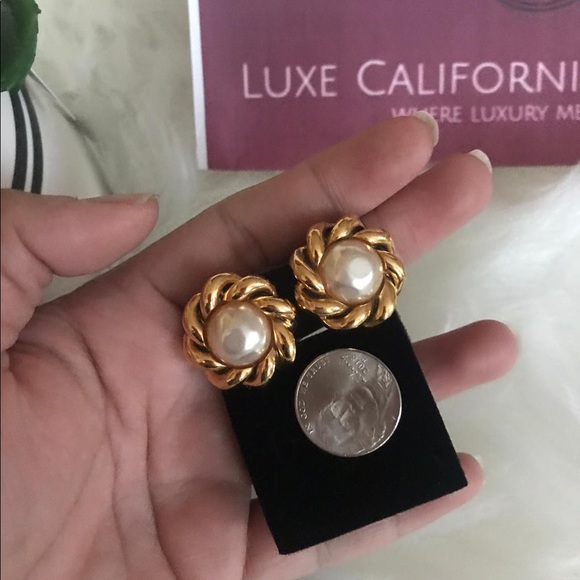 Authentic 100% Chanel Pearl Earrings . - Picture 3 of 8